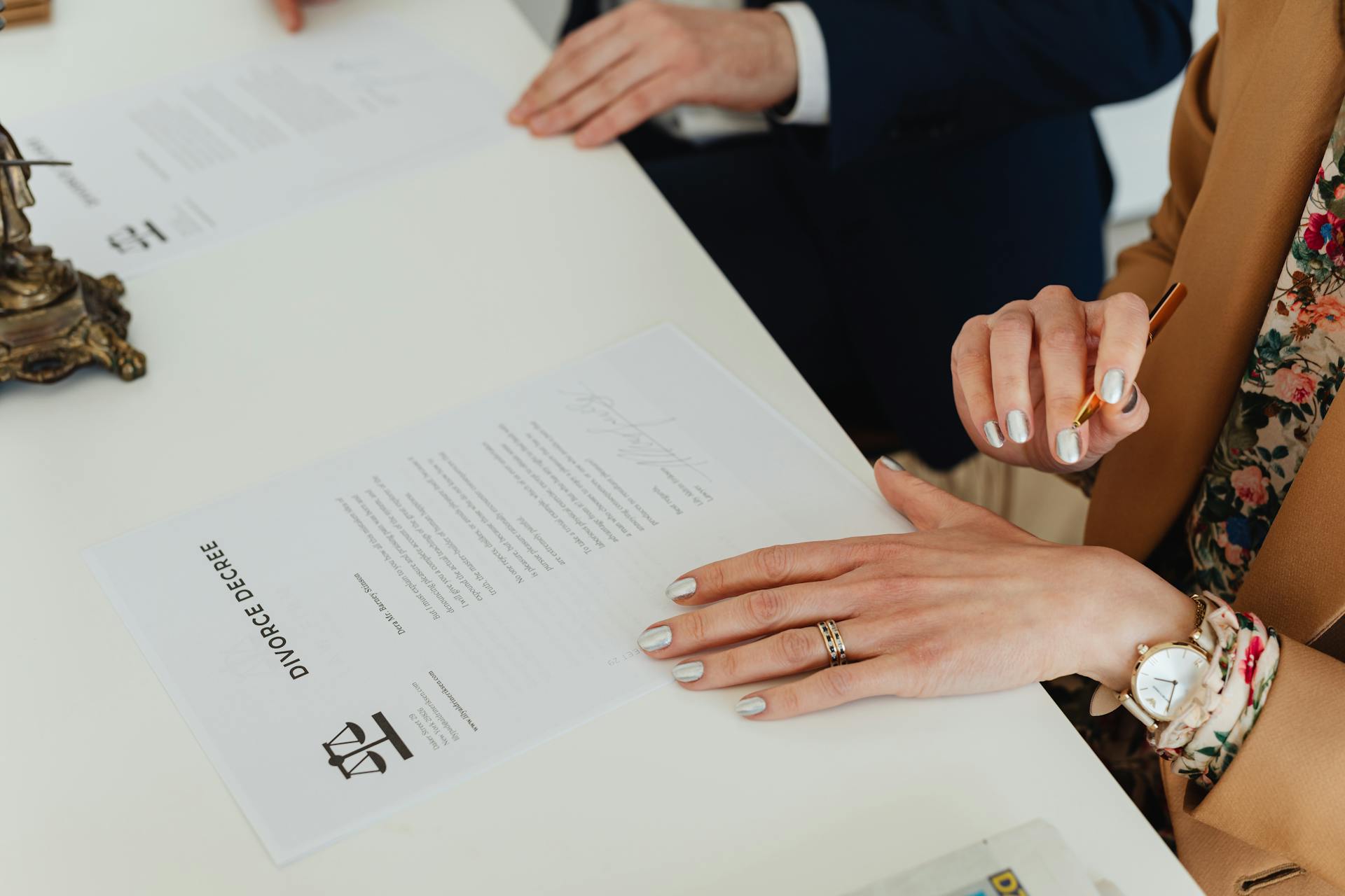 couple signing divorce papers